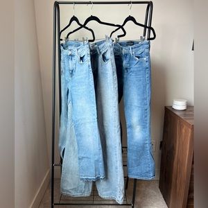 Women’s light wash jeans! See pictures for sizing.